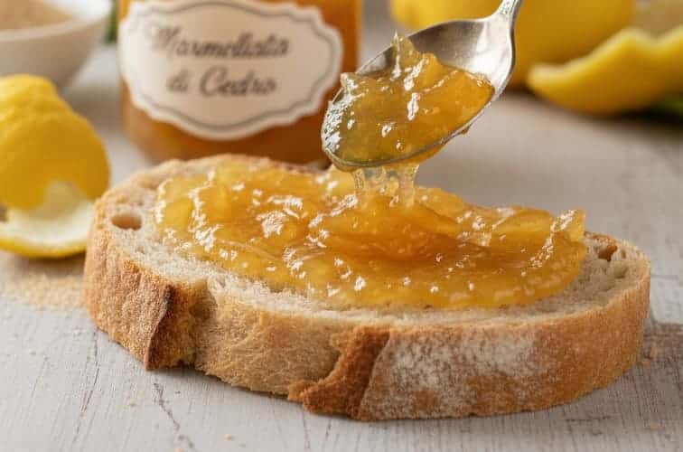 Cedro Marmelade Rezept auf einem Brot