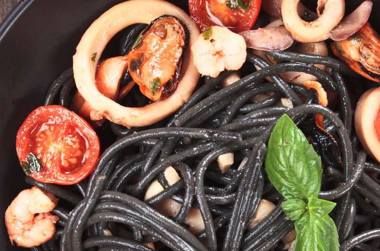 Spaghetti al Nero di Seppia mit Miesmischeln und Tintenfischringen