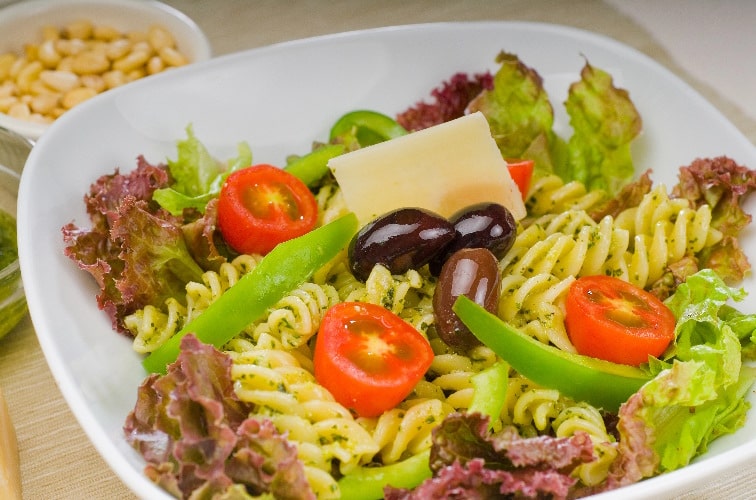 Nudelsalat mit Pesto italienische Arti mit Paprikastreifen und Oliven