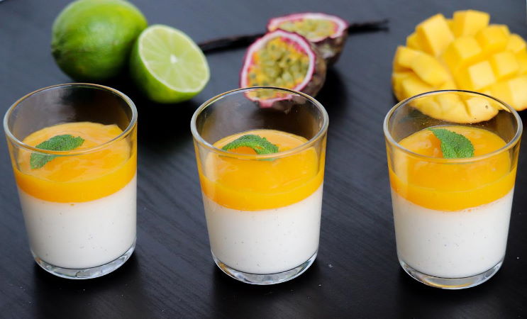 Panna Cotta mit exotischen Früchten als Topping