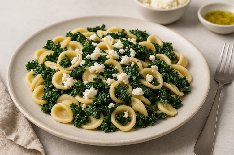Pasta mit Grünkohl und Feta serviert mit Olivenölsoße